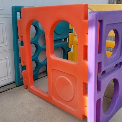 Lot 204: Vintage 4-Wall Playcenter 4 Foot Squared