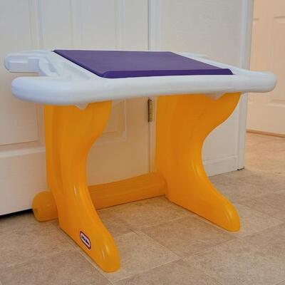 Lot 209: Vintage LITTLE TIKES Children's Art Desk 34 x 21 x 17 