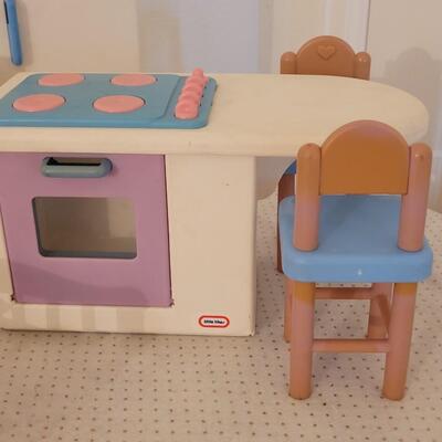 Lot 251: Little Tikes Little Doll Furniture 