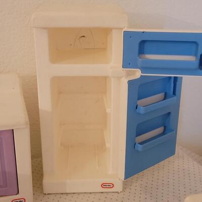 Lot 251: Little Tikes Little Doll Furniture 