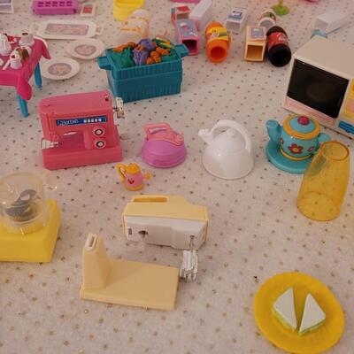 Lot 252: Barbie Kitchen Accessories 