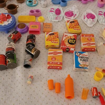 Lot 252: Barbie Kitchen Accessories 