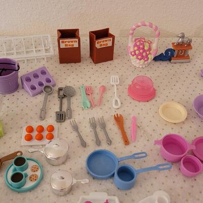 Lot 252: Barbie Kitchen Accessories 