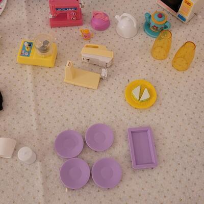 Lot 252: Barbie Kitchen Accessories 
