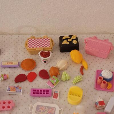 Lot 252: Barbie Kitchen Accessories 