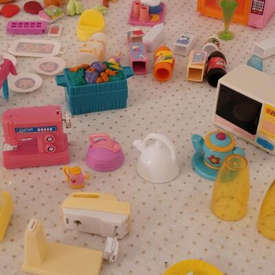 Lot 252: Barbie Kitchen Accessories 