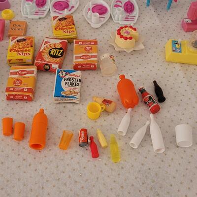 Lot 252: Barbie Kitchen Accessories 