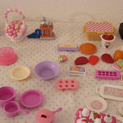 Lot 252: Barbie Kitchen Accessories 