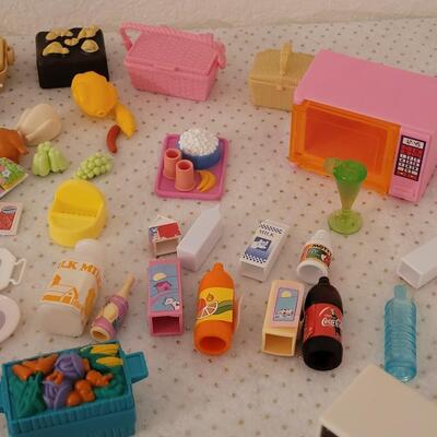 Lot 252: Barbie Kitchen Accessories 