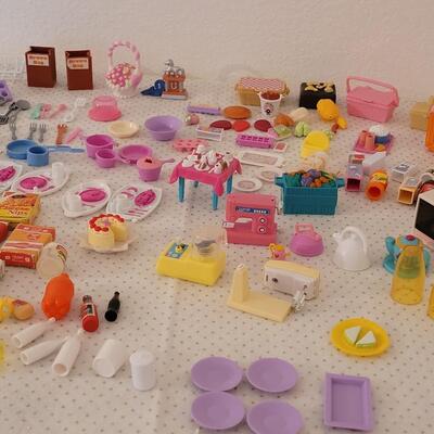 Lot 252: Barbie Kitchen Accessories 