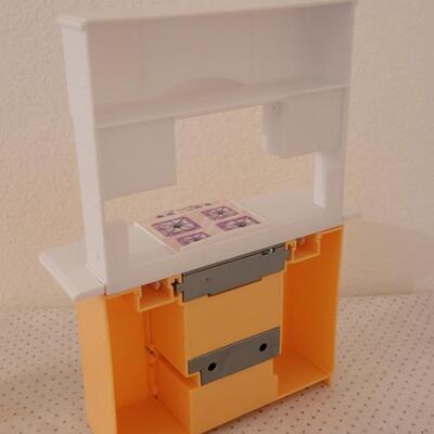 Lot 259: Vintage 1998 Barbie Kitchen Setup