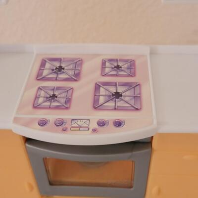Lot 259: Vintage 1998 Barbie Kitchen Setup