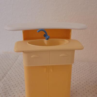 Lot 259: Vintage 1998 Barbie Kitchen Setup