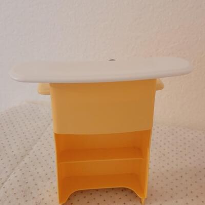 Lot 259: Vintage 1998 Barbie Kitchen Setup