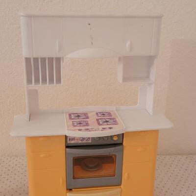 Lot 259: Vintage 1998 Barbie Kitchen Setup