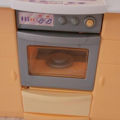 Lot 259: Vintage 1998 Barbie Kitchen Setup