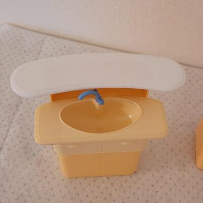 Lot 259: Vintage 1998 Barbie Kitchen Setup
