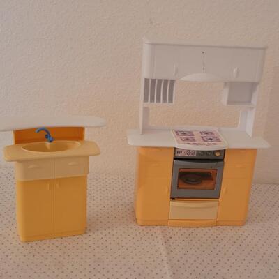 Lot 259: Vintage 1998 Barbie Kitchen Setup