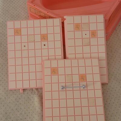 Lot 260: Vintage 1990 Barbie Sparkles Bathtub & Vanity 