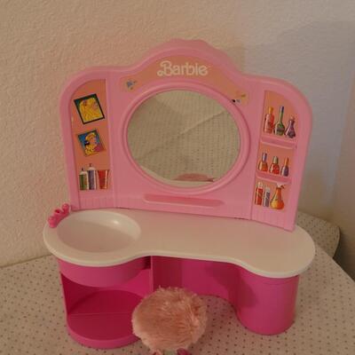 Lot 260: Vintage 1990 Barbie Sparkles Bathtub & Vanity 
