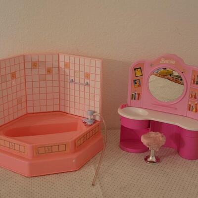 Lot 260: Vintage 1990 Barbie Sparkles Bathtub & Vanity 