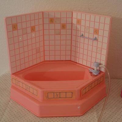 Lot 260: Vintage 1990 Barbie Sparkles Bathtub & Vanity 