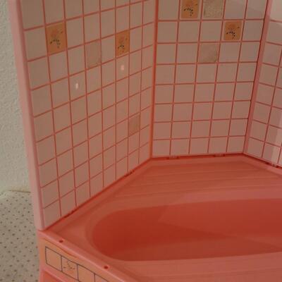 Lot 260: Vintage 1990 Barbie Sparkles Bathtub & Vanity 