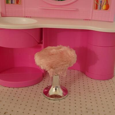 Lot 260: Vintage 1990 Barbie Sparkles Bathtub & Vanity 