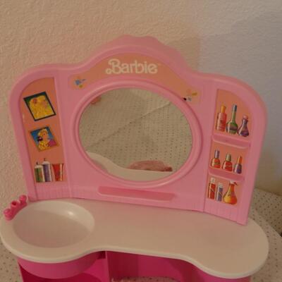 Lot 260: Vintage 1990 Barbie Sparkles Bathtub & Vanity 