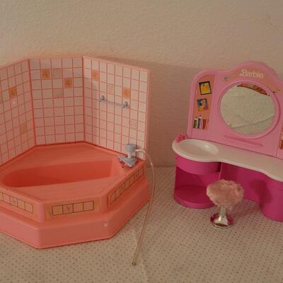 Lot 260: Vintage 1990 Barbie Sparkles Bathtub & Vanity 