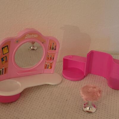 Lot 260: Vintage 1990 Barbie Sparkles Bathtub & Vanity 
