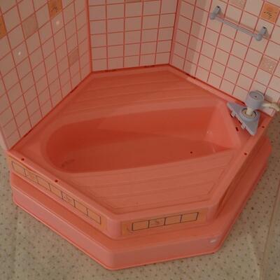 Lot 260: Vintage 1990 Barbie Sparkles Bathtub & Vanity 