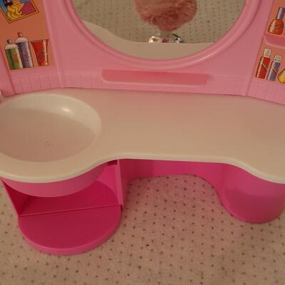 Lot 260: Vintage 1990 Barbie Sparkles Bathtub & Vanity 