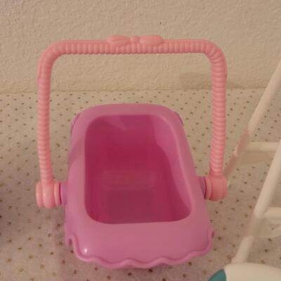 Lot 261: Vintage Barbie Accessories 