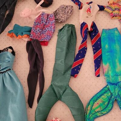Lot 264: Vintage Barbie Clothes, Brushes, Hangers, Jewelry, Purses, Accessories & Shoes (have not matched them up)
