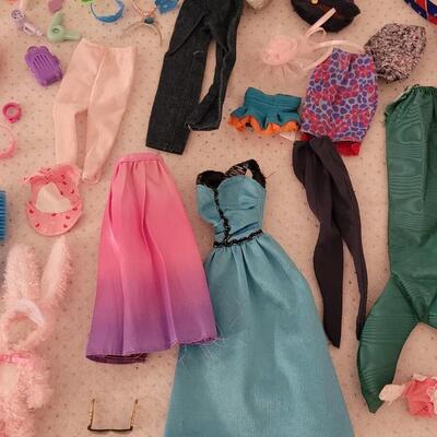 Lot 264: Vintage Barbie Clothes, Brushes, Hangers, Jewelry, Purses, Accessories & Shoes (have not matched them up)