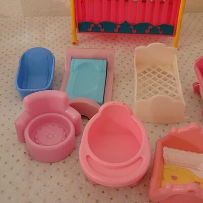Lot 265: Vintage Mini Doll Furniture 