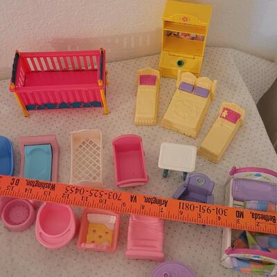 Lot 265: Vintage Mini Doll Furniture 