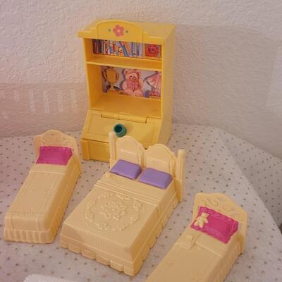 Lot 265: Vintage Mini Doll Furniture 