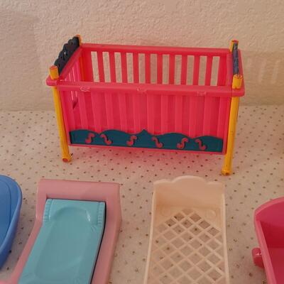 Lot 265: Vintage Mini Doll Furniture 