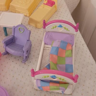 Lot 265: Vintage Mini Doll Furniture 