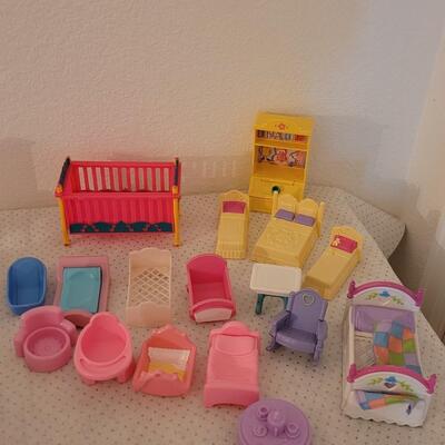 Lot 265: Vintage Mini Doll Furniture 