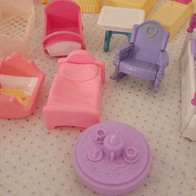 Lot 265: Vintage Mini Doll Furniture 