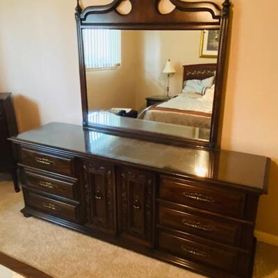 Queen Bedroom Set w/ Dresser, Mirror, Nightstands and Lamp