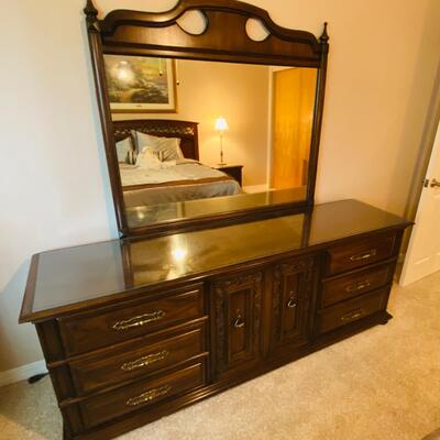 Queen Bedroom Set w/ Dresser, Mirror, Nightstands and Lamp