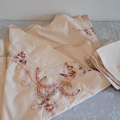 Lot 4: Large Round Tablecloth 8 Napkins