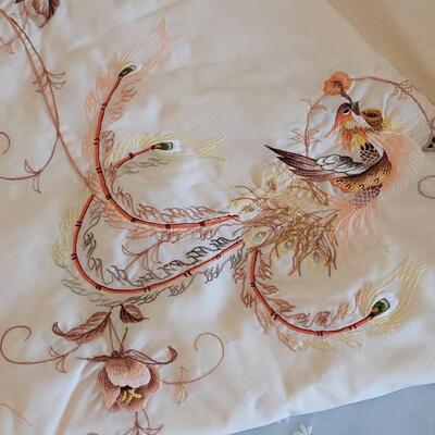 Lot 4: Large Round Tablecloth 8 Napkins