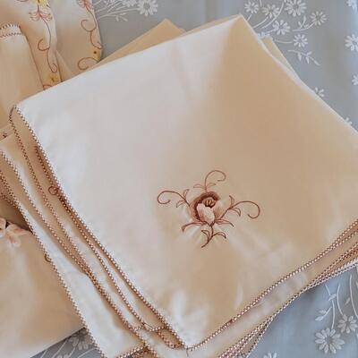 Lot 4: Large Round Tablecloth 8 Napkins