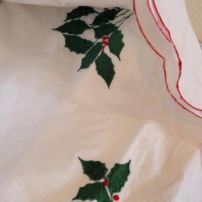 Lot 6: Large Oval Holly Tablecloth 