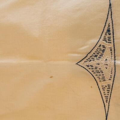 Lot 7: Vintage Medium Rectangle Tablecloth & 3 Napkins (has some discoloration)